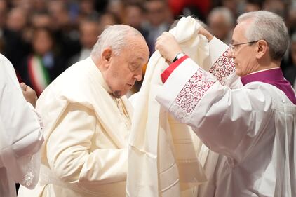 Papa Francesco, le immagini che allarmano i fedeli: al Concistoro con un vistoso ematoma, le foto 4
