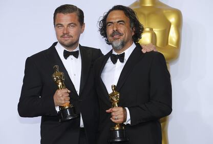 Oscar, i vincitori stringono le statuette 14