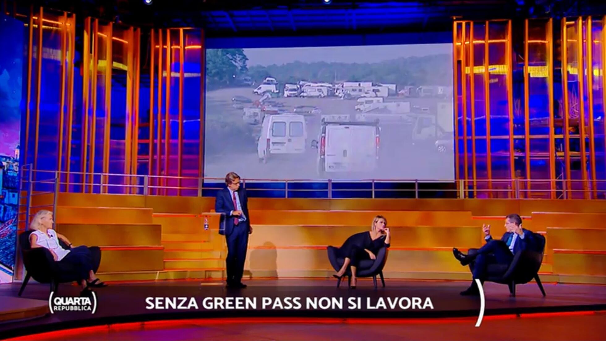 "Isterico", "Stia buona": è scontro tv sul green pass