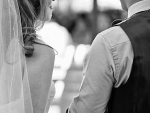 Galles, finge di essere malata per farsi pagare il matrimonio