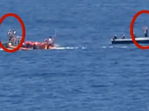 Ecco i saluti tra Ong e trafficanti. Svelata la maschera dei buonisti