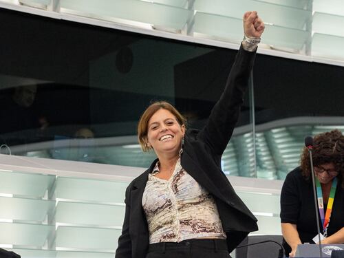 Ilaria Salis è salva, immunità confermata per un solo voto. Lei: "Siamo tutti antifascisti"