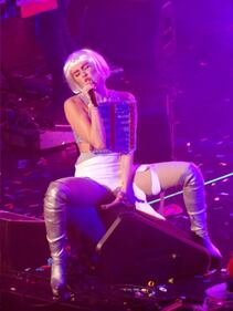 Miley Cyrus chiude il tour con Pamela Anderson 29