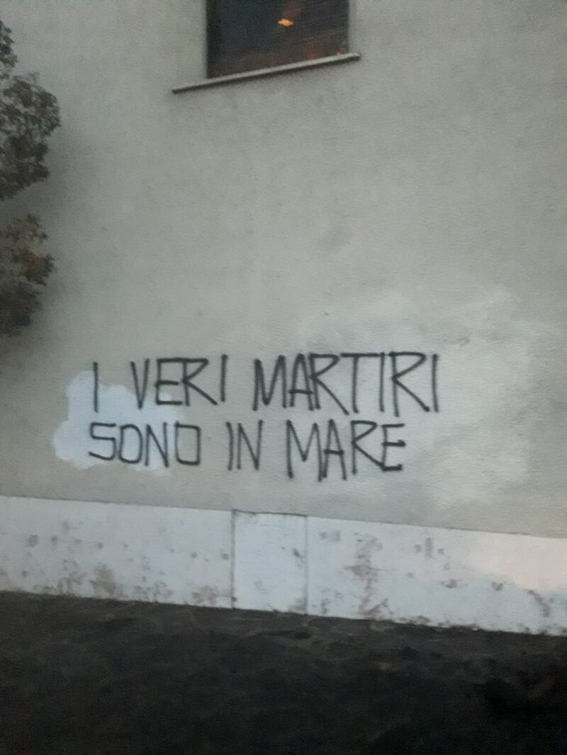 Rovereto, incendiato il portone della chiesa che ospitò il presepe anti-abortista 5