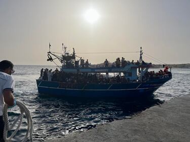 Maxi sbarco a Lampedusa: in 265 su un vecchio pescherecchio 8