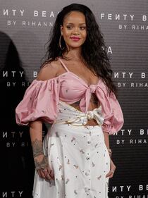 Rihanna, scollatura mozzafiato sul seno 3
