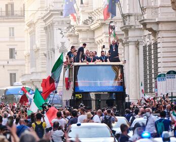 La grande festa per le strade di Roma: la gente rende omaggio all'Italia di Mancini 2