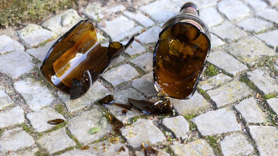 Ancona, minaccia barista con bottiglia: straniero fermato per rapina