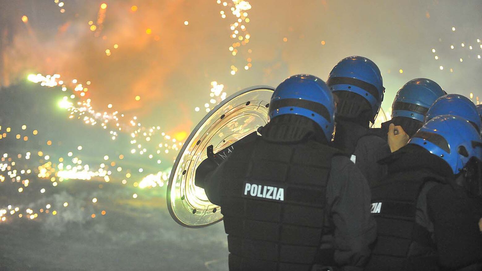 L'ira degli agenti sotto attacco: "E i politici si godono lo show"