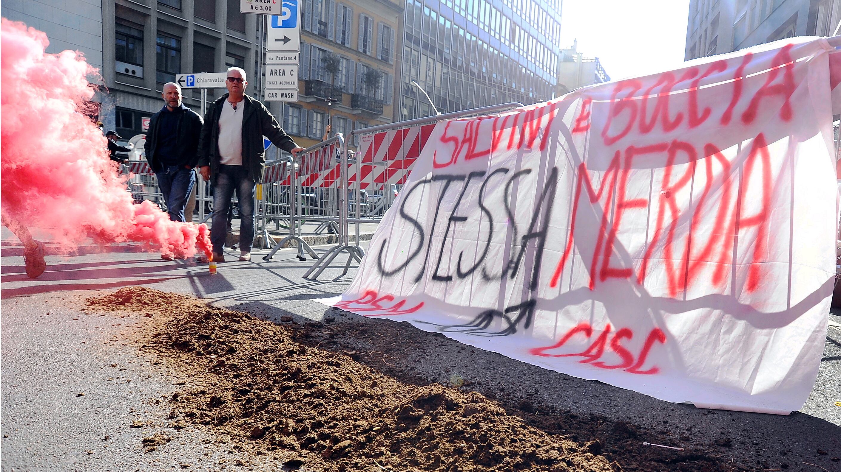Solito corteo di vandali che "marina" la scuola e danneggia mezza città