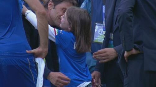 Conte e l'abbraccio con la moglie dopo la partita con la Spagna 2