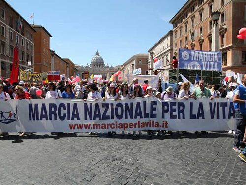 Il popolo prolife marcia contro matrimoni gay e adozioni per omosex