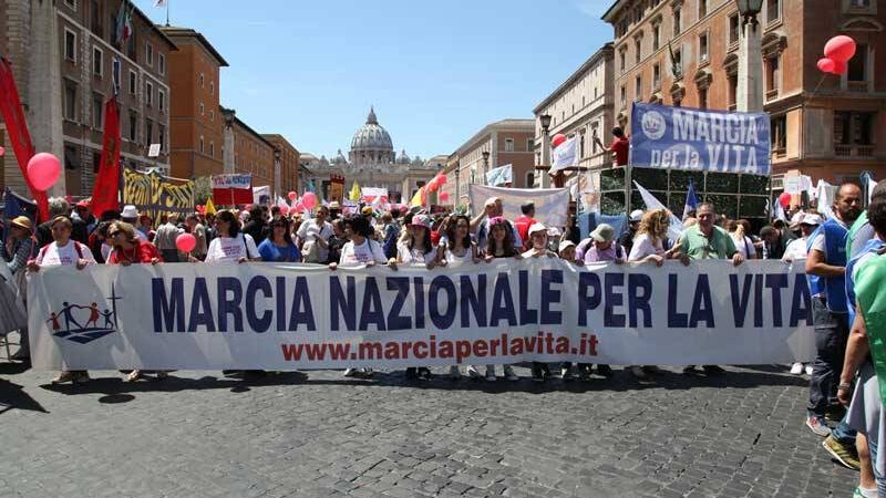 Il popolo prolife marcia contro matrimoni gay e adozioni per omosex