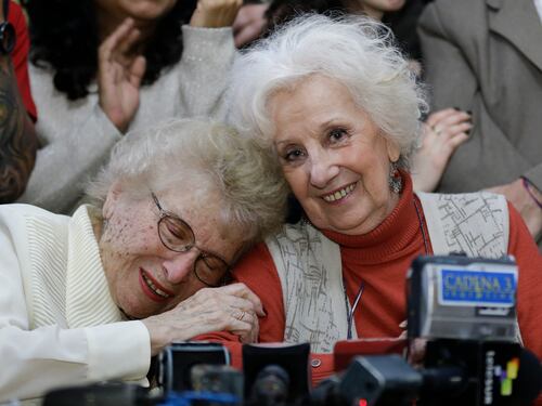 Argentina, Nonna di Plaza de Mayo ritrova il nipote dopo 36 anni