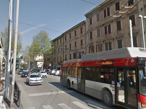 Ancona violenta, ghanese stacca a morsi il dito a un commerciante