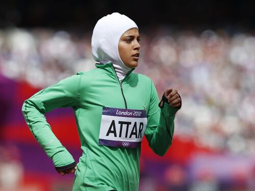 "Viola la neutralità" La Francia vieta l'hijab alle atlete in campo