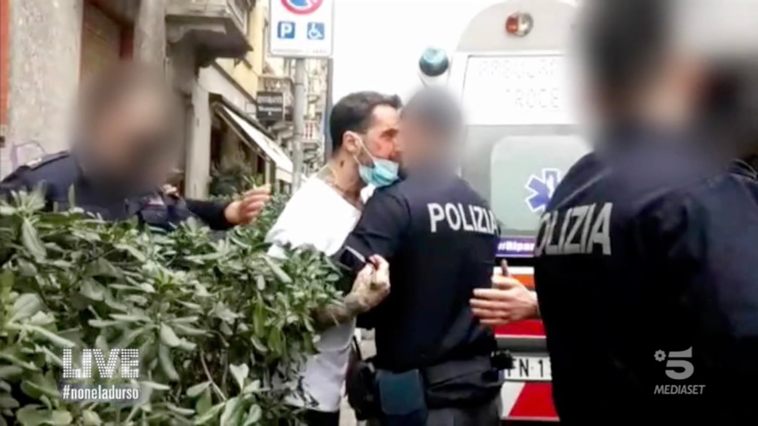 "La polizia rompe i c...". Show di Corona al processo