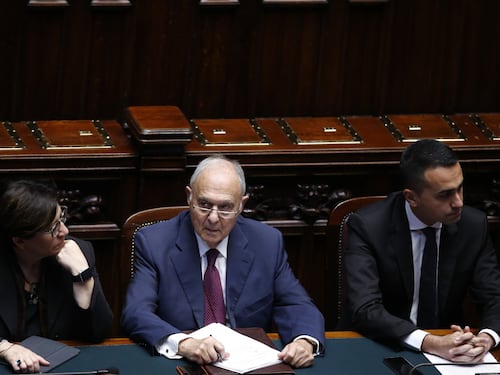 Savona non si fida di Bruxelles: "Il governo cerca il dialogo, l'Europa no"