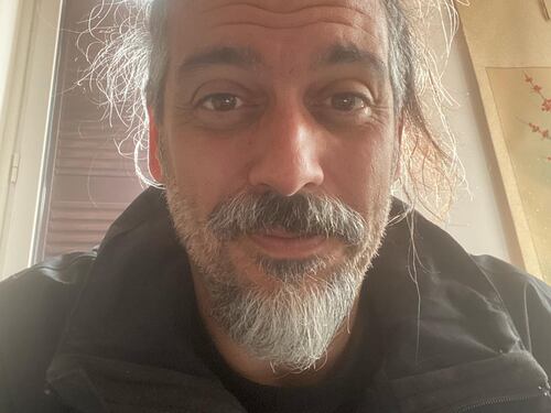 Il buon senso va in vacanza: il kompagno torna in tv