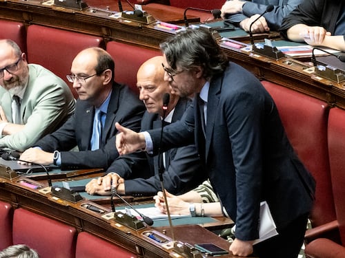 "Le ginocchiere della premier". L'attacco sessista del deputato grillino