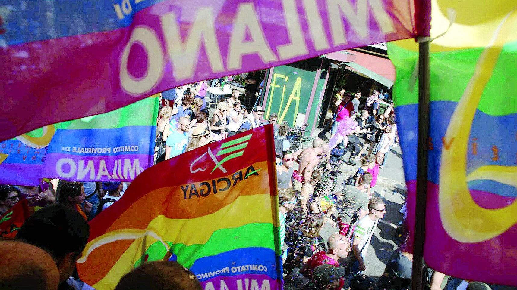 Sfila (tra le polemiche) l'orgoglio gay