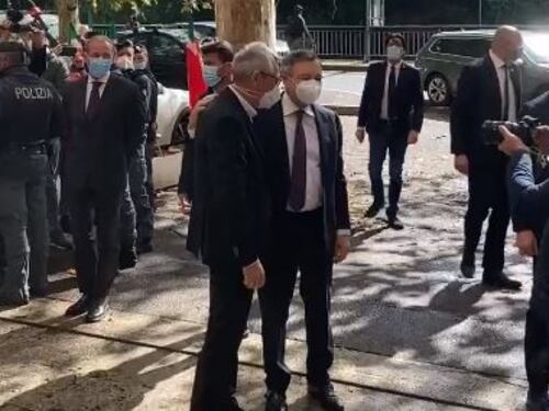 Draghi abbraccia Landini: "Solidarietà alla Cgil"