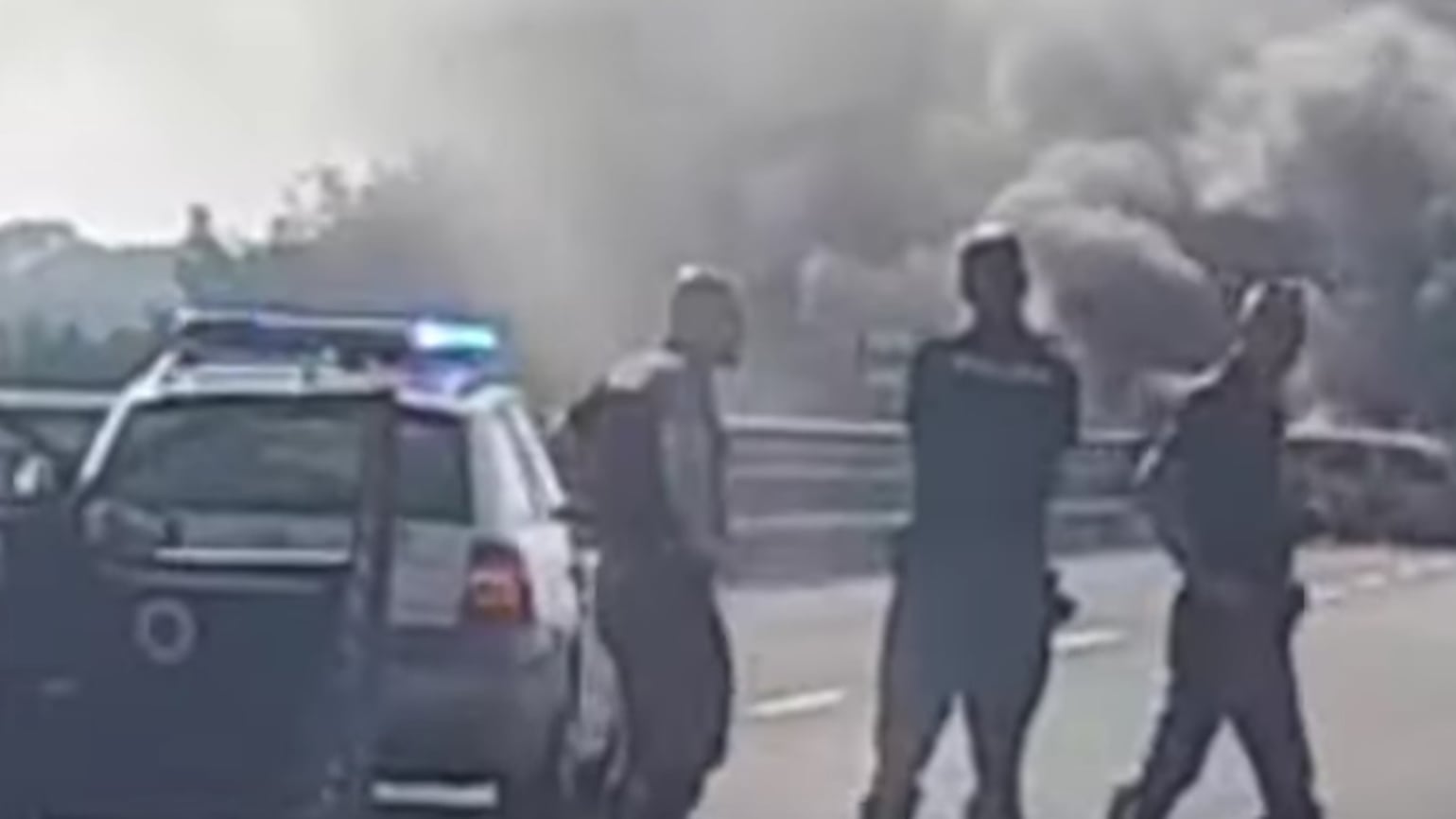 Assalto a portavalori nel foggiano: chiodi, fuoco e spari tra le auto