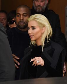 Kardashian cambia look: caschetto biondo platino 3
