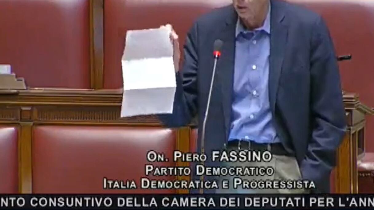 "Non è uno stipendio d'oro". Fassino mostra il cedolino. "Non è uno stipendio d'oro". Fassino mostra il cedolino. Schlein prende le distanze