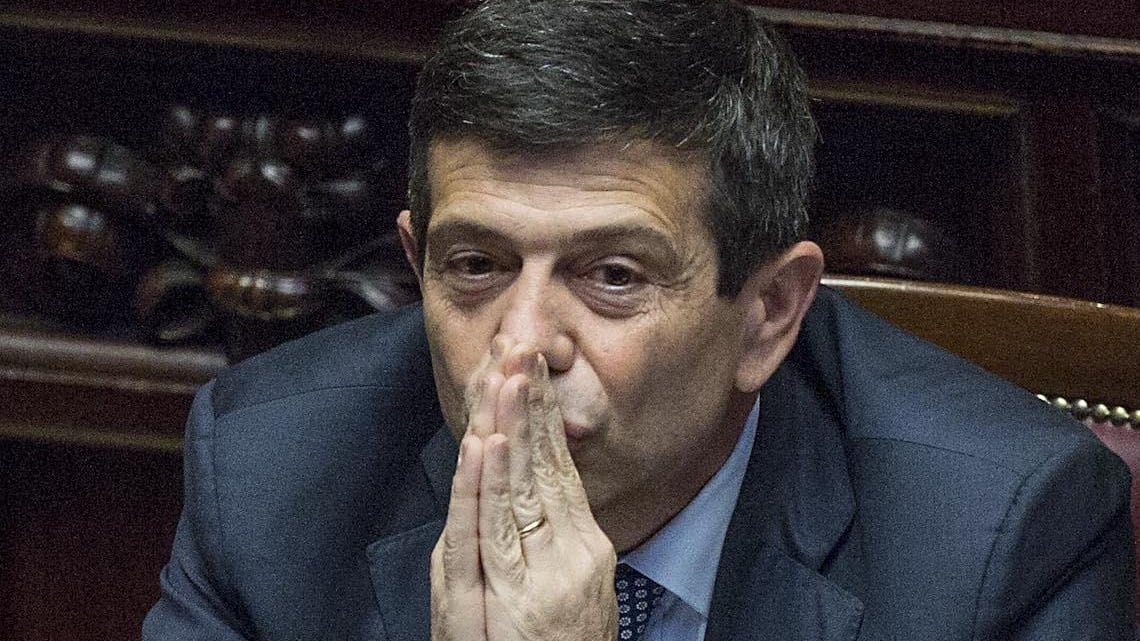 Il giorno più lungo del ministro contestato nella sua Milano