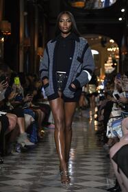 Uma Thurman e Naomi Campbell sfilano a Parigi  8