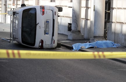 Roma, furgone travolge i passanti: morta una donna 1