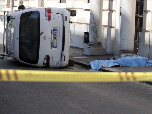 Roma, furgone travolge i passanti: morta una donna