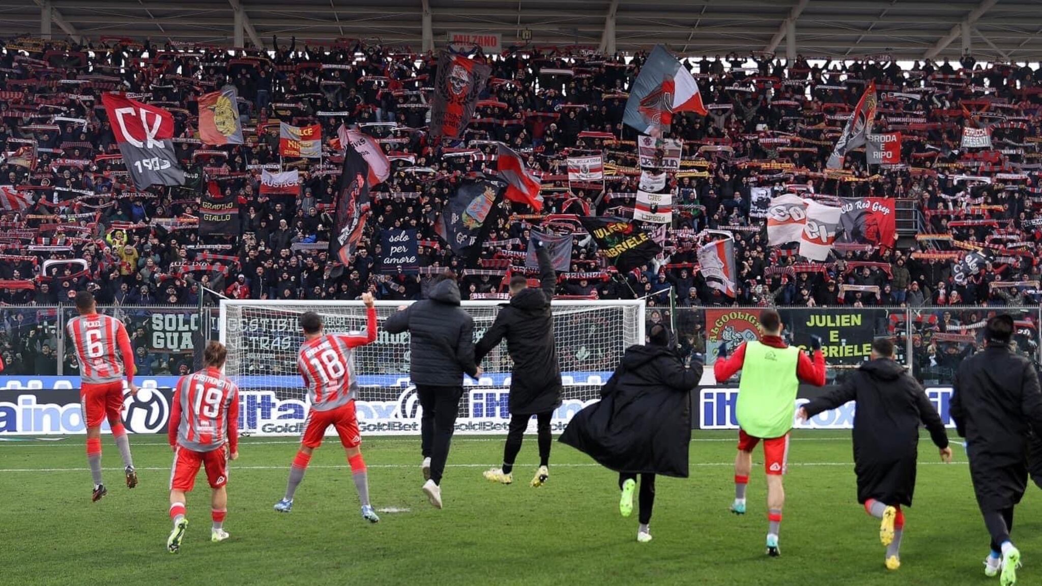 Serie B, il Parma rimonta il Palermo e torna in vetta. Il Venezia cade a Cremona, dietro arrivano Como e Catanzaro