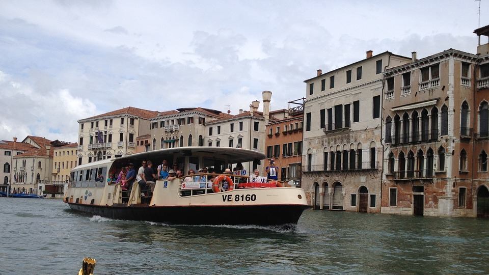 Venezia, si tuffa da vaporetto per evitare controlli: turista sanzionata