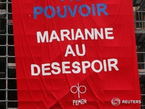 Protesta a seno nudo contro la Le Pen
