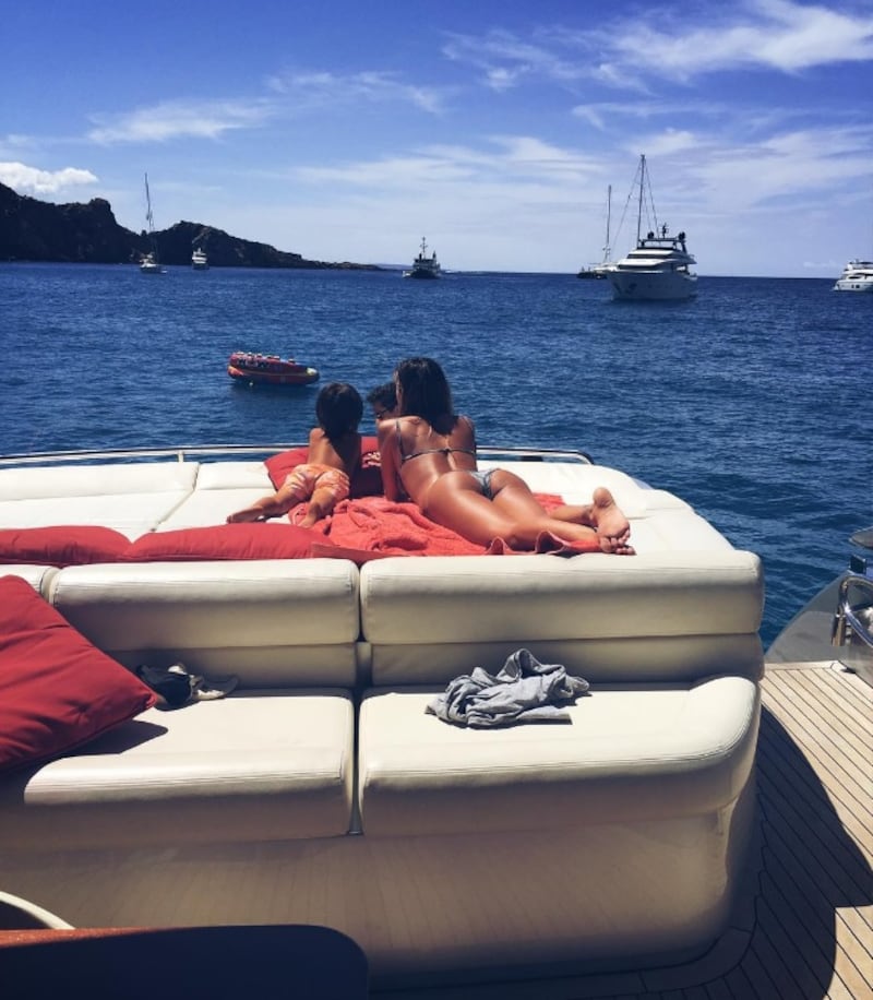 Belen Rodriguez: le foto sexy del lato b 18