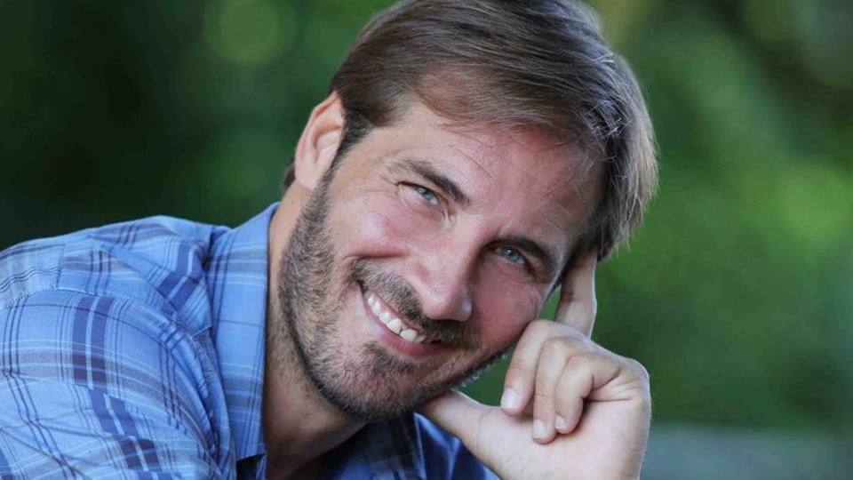 L'attore di "Un posto al sole" denuncia: "Discriminato per la mia malattia"