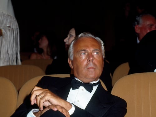 "Si dedichi subito a Armani una zona della città"
