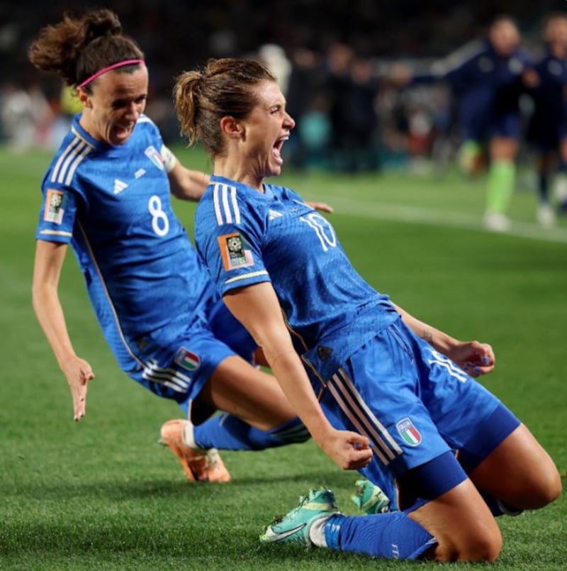 L'incontenibile esultanza di Cristiana Girelli per il gol che le vale i tre punti e la storia azzurra (via Fifa)