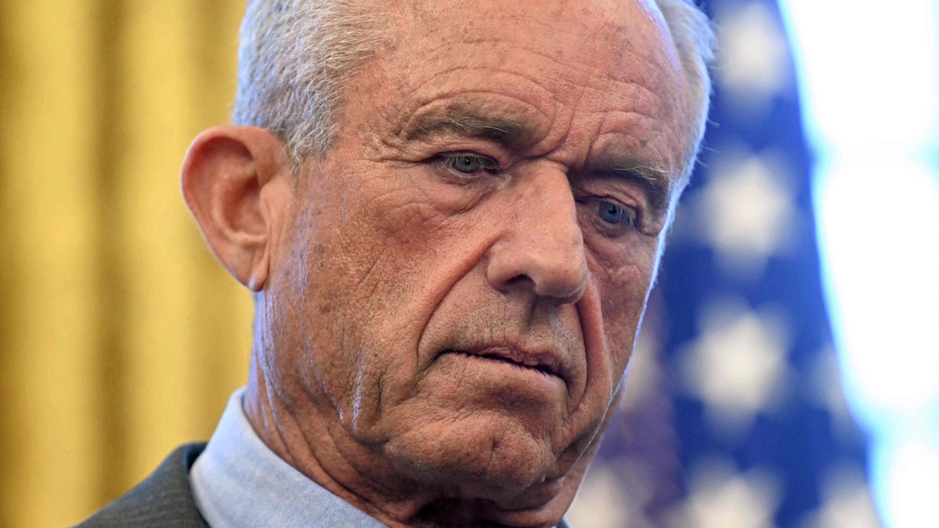 "Sei un ciarlatano, devi dimetterti". Bufera su Kennedy Jr. al Senato Usa