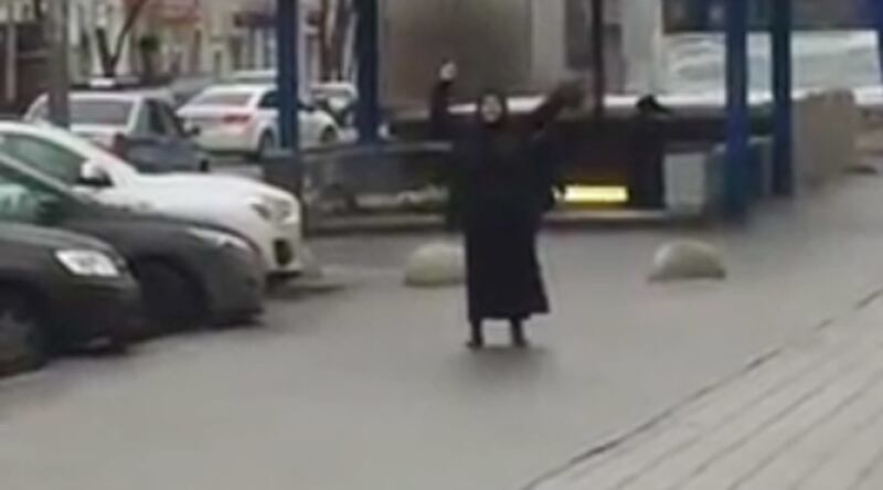 Mosca, donna urla "Allah Akbar" e mostra una testa mozzata 1