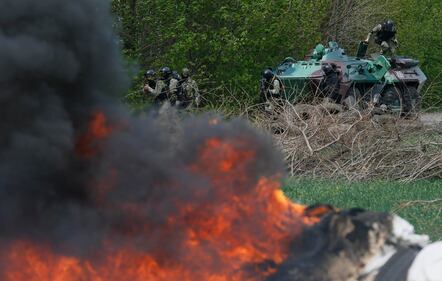 Forze di sicurezza ucraine a un checkpoint fuori Sloviansk 2