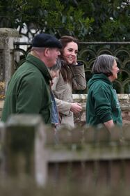 Kate dà il biberon agli agnellini 9