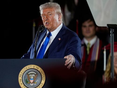 Trump ci ricasca: "I signori di internet mi baciano il c..."