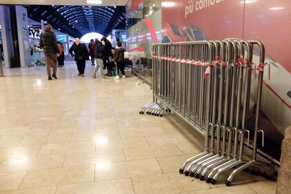 Milano, stazione Centrale, transenne contro scippi e facchini abusivi  5