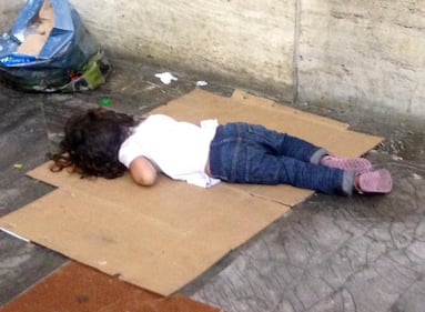 Milano accoglie così: bimbi profughi in strada 2