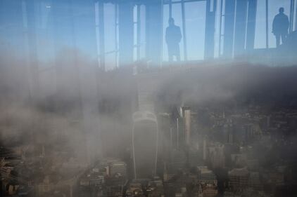 La famigerata nebbia di Londra ricopre la parte orientale della città 1