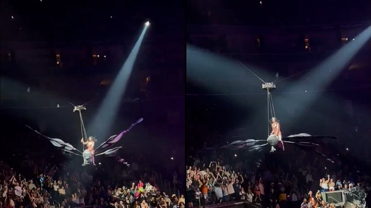Paura per Katy Perry durante un concerto: la farfalla gigante si sgancia e la cantante rischia di precipitare