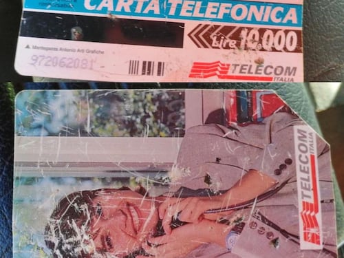 Trovata in un tombino una tessera telefonica del 1997. Raggi: "Non veniva pulito da 22 anni"